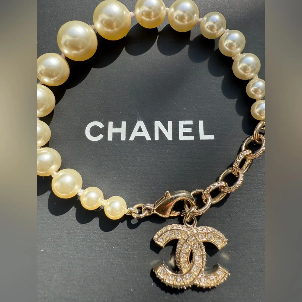 Chanel 19V Graduated Pearl Crystal Crystals CC Logo Charm Pendant Bracelet Gold - Picture 6 of 13
